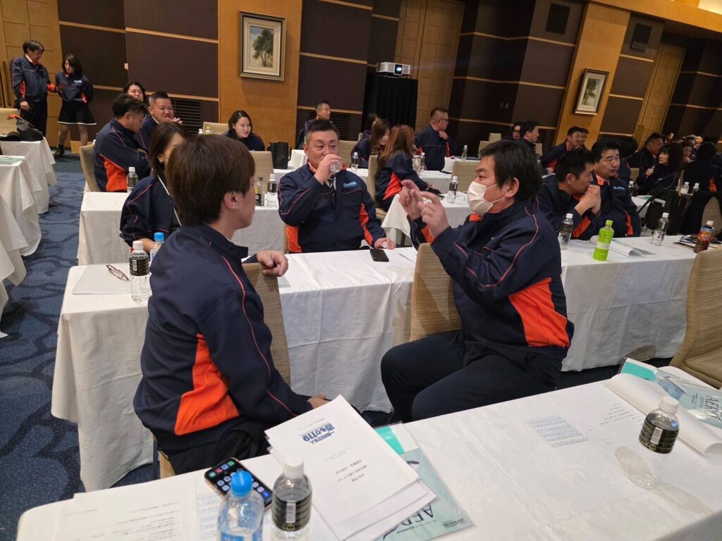 雨漏り119の全国大会で社員とディスカッションしている画像